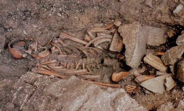 Cagliari, macabra scoperta al Lazzaretto: due scheletri spuntano dal terreno.