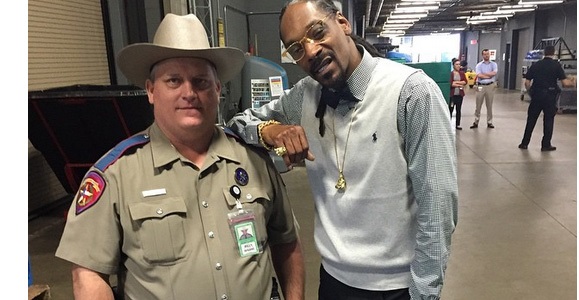In posa con Snoop Dog: poliziotto nei guai.