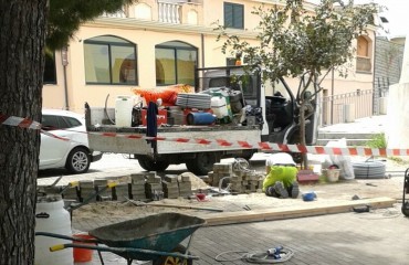 postazione bike sharing sotto la torre