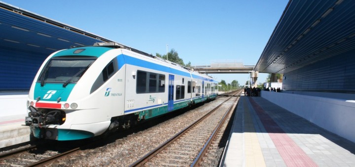 Assemini. Sassaiola contro un treno in corsa: panico fra i passeggeri