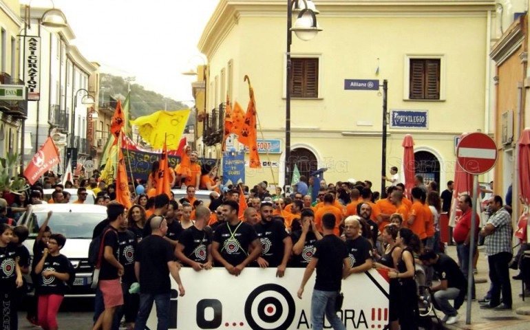 La spettacolare parata delle Tortolimpiadi: dieci rioni agguerritissimi