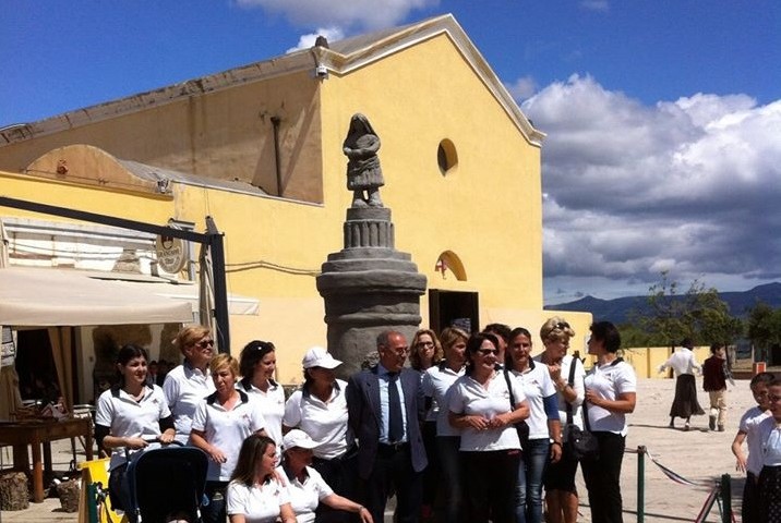 la riproduzione della fontana in piazza fra locci