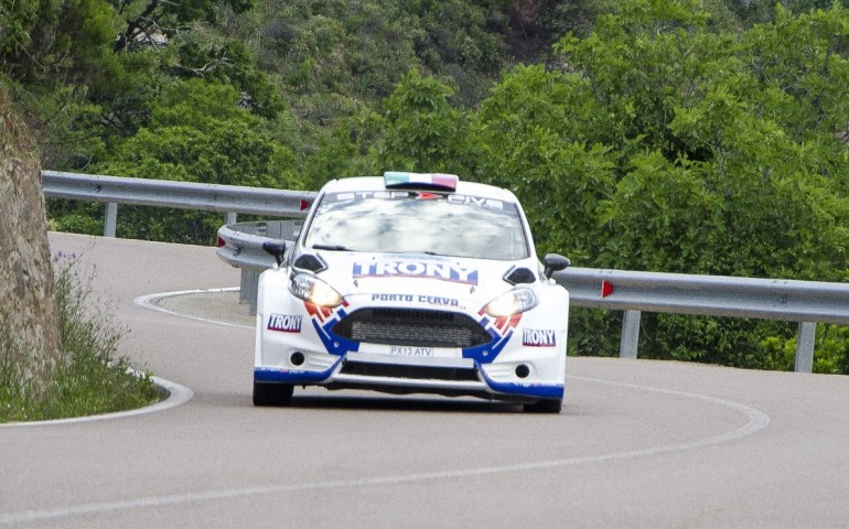 Rally d’Ogliastra. Diomedi-Bosa primi. L’auto di Cadelano-Frankie prende fuoco: panico durante la gara