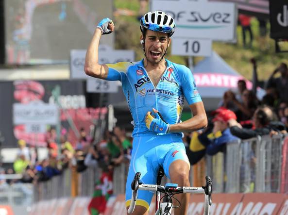 Fabio Aru vince a Cervinia. Il Cavaliere dei quattro mori conquista la tappa