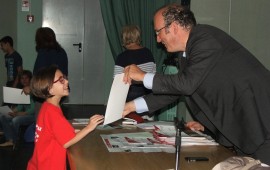 Il sindaco consegna un attestato (foto di Giuseppe Puncioni)