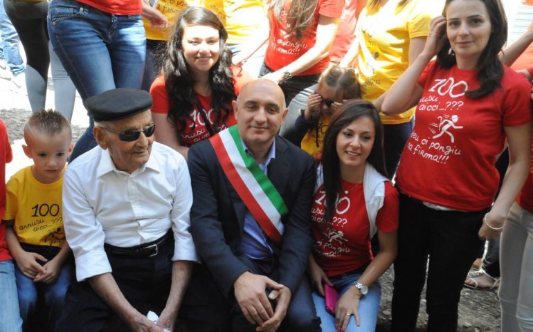 Ulassai festeggia i 100 anni di Aurelio Chillotti. Tutti con la maglia “100 anni portati così, ci metterei la firma”