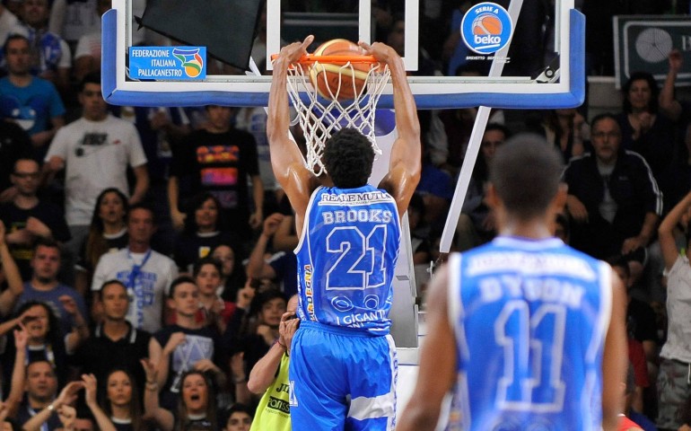 Basket. La Dinamo porta la serie sul 2-2, lunedì gara5 a Reggio