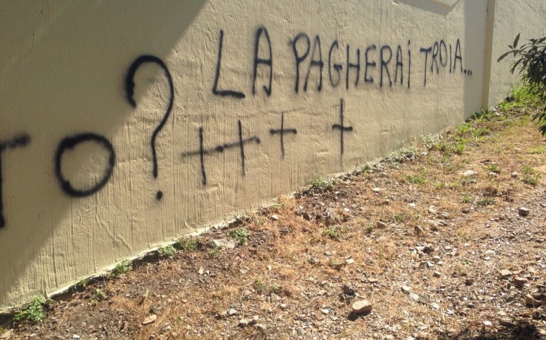 Scritte sul muro del cimitero: insultata e minacciata 39enne di Jerzu