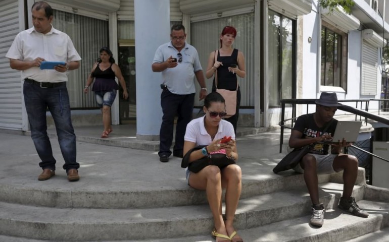 A Cuba tutti pazzi per il WiFI: ora si può, anche se a caro prezzo