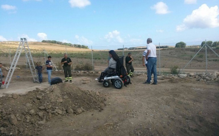 Firino in visita a Mont’e prama: “i giganti stanno bene, massima vigilanza per la protezione dello scavo”