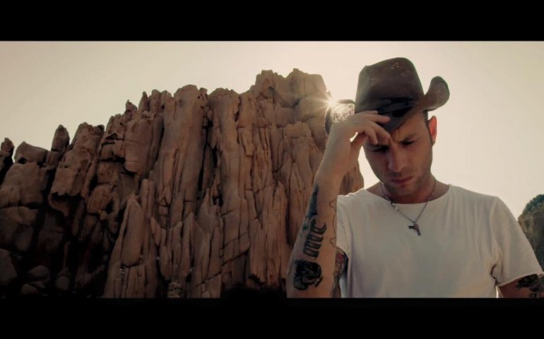 Il Golgo e le Rocce Rosse fanno da cornice all’ultimo video del rapper Clementino (VIDEO)