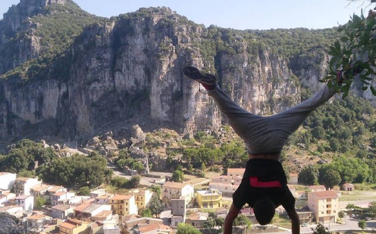 Promuovere l’Ogliastra con il parkour. Nicola Serra ad Ulassai