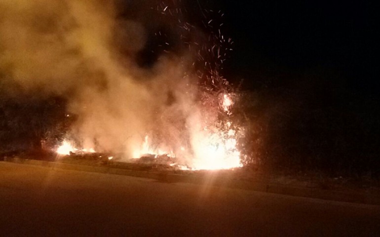 Incendio di sterpaglie nella notte a Monte Attu
