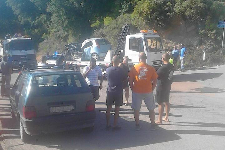 Incidente all’ingresso di Villagrande: scontro frontale fra una Punto e un camion