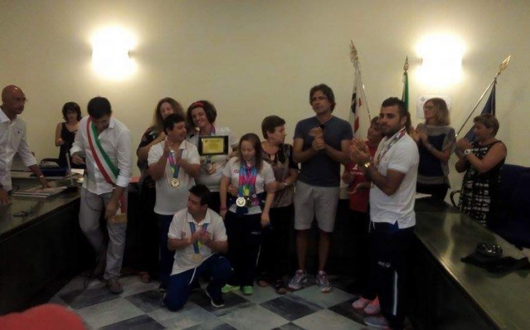 Lanusei. Anche l’Amministrazione festeggia Emanuela. Il Sindaco consegna una targa di merito alla campionessa Special Olympics