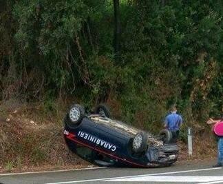 Loceri: auto dei carabinieri si ribalta, militare illeso