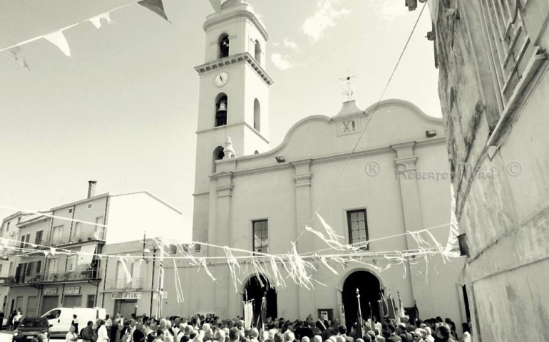 In centinaia a Sant’Andrea per l’ultimo saluto a Don Mereu