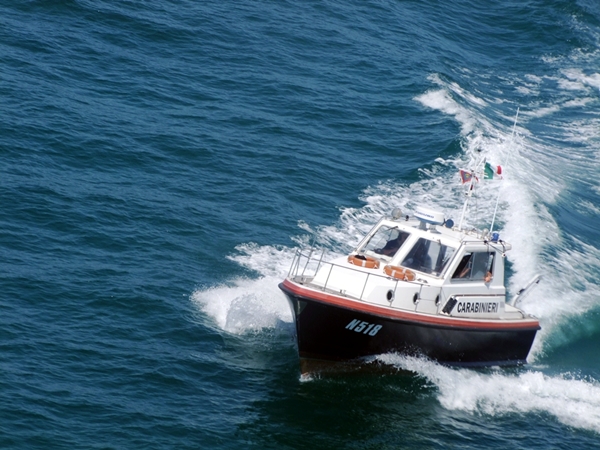 Gommone in difficoltà. I carabinieri portano in salvo quattro ragazzi tedeschi