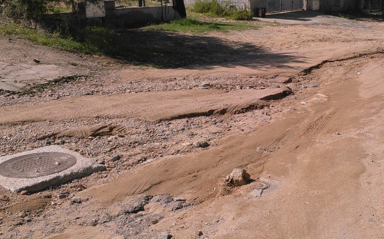 Le strade di Porto Frailis come trincee. I residenti: “Via Vienna è impraticabile e nessuno ci ascolta”