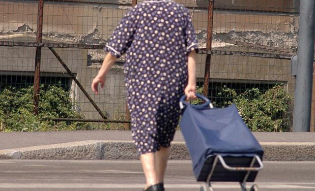 Anziana cade in campagna. Soccorsa dopo ore in un campo