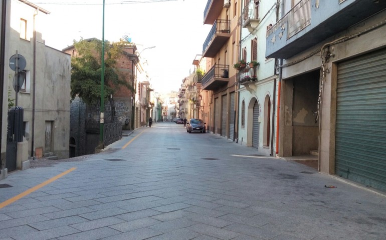 Ilbono. La striscia gialla sul granito non piace. Il Sindaco: “Una schifezza”