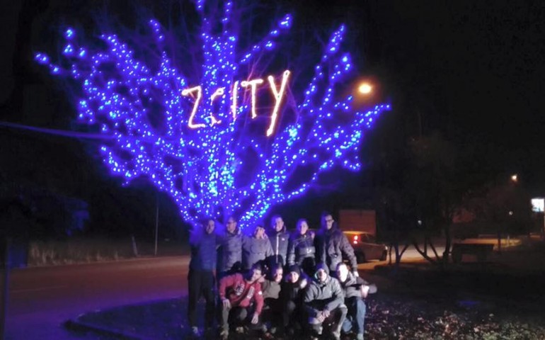 Buon Natale da Z City. Gli auguri originali degli abitanti di Zinnias a Tortolì