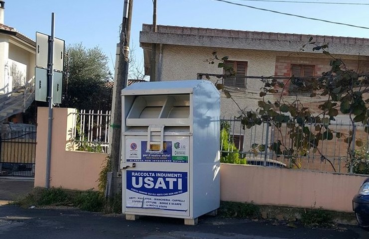 Nuovo punto di raccolta degli abiti usati a Santa Maria. Per il materiale raccolto, un futuro di utilità