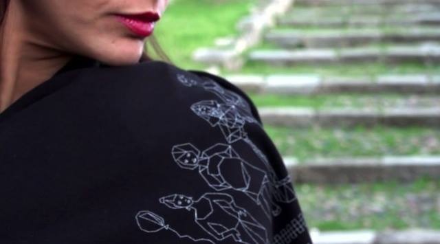 Quando l’artigianato sposa le grandi cause. A Tortolì la stola Women United Against Violence