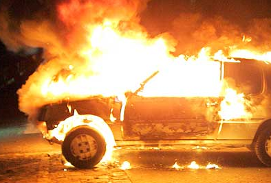 Tortolì. Tagliano le gomme e appiccano fuoco all’auto di un senegalese in pieno centro