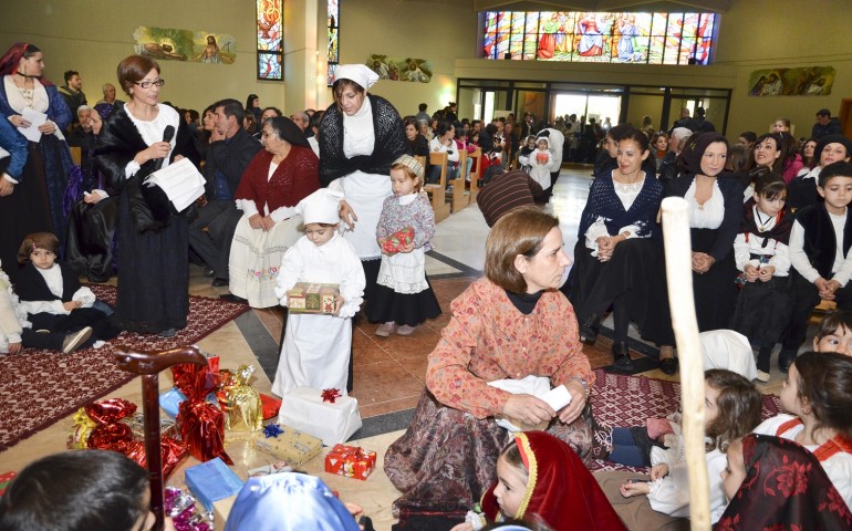 Presepe vivente itinerante. Protagonisti i bimbi della scuola di Via Frugoni