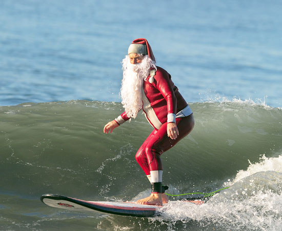Torregrande. 30 Babbo Natale arrivano in surf