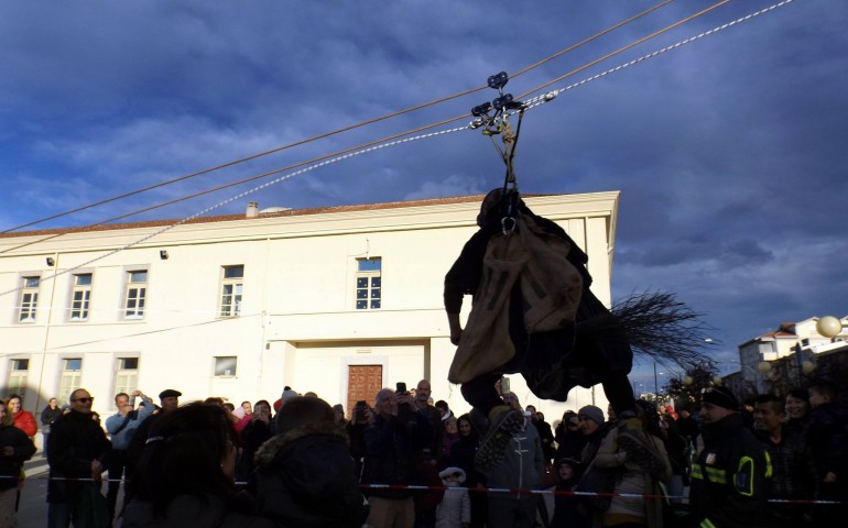 Tutti con il naso all’insù a Tortolì: la Befana è arrivata dal cielo