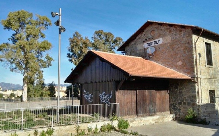 Tortolì, Stazione intermodale: imbrattato con bombolette spray l’ingresso della vecchia stazione