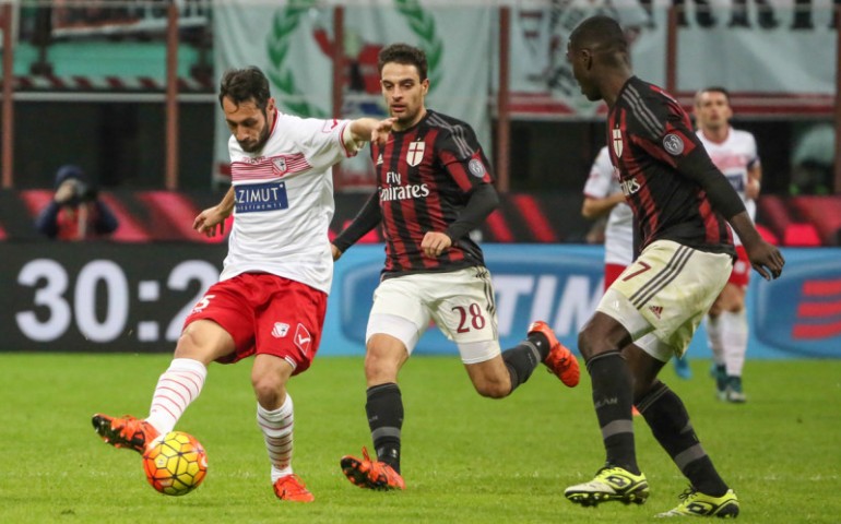 Matteo Mancosu segna contro il Milan. Il calciatore ogliastrino alla “Scala del Calcio”.