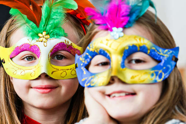 A Baunei i bambini festeggiano il Carnevale in biblioteca, tra libri e maschere