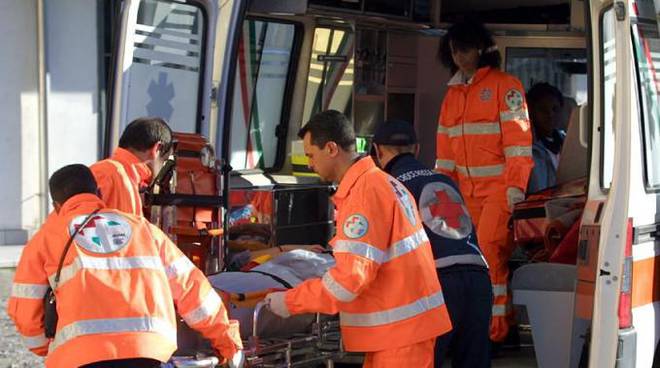 Scontro tra auto e scooter nella provinciale 63, ferito il motociclista