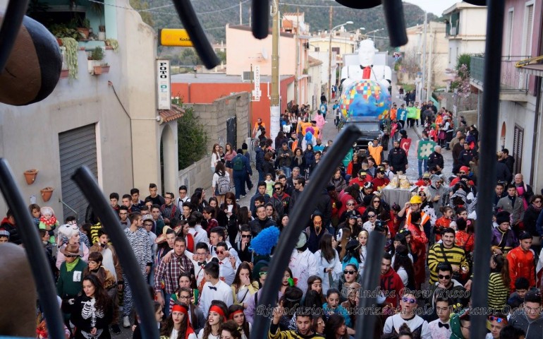 Bari Sardo si prepara al Carnevale: sfilate, musica, danze, allegria. 6mila euro il montepremi per i carri in concorso