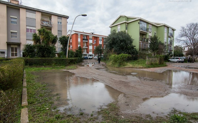 Al primo temporale, le Gescal immerse nel fango. La rabbia dei residenti