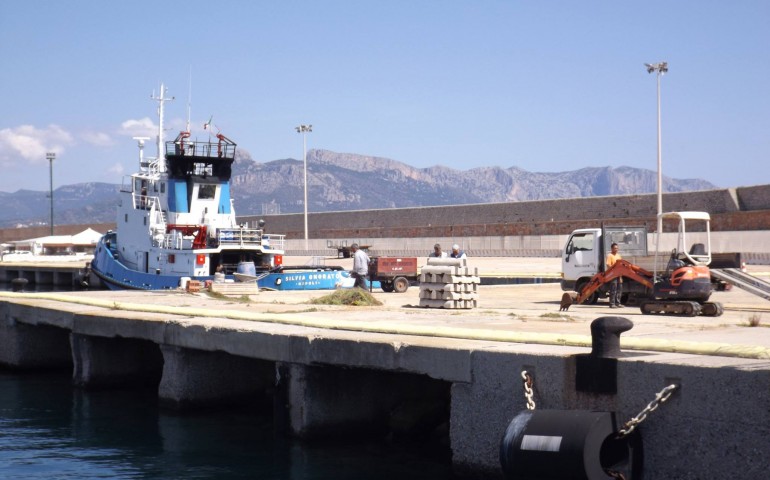 Lavori al Molo di Levante, Arbatax ( foto di A.Useli)