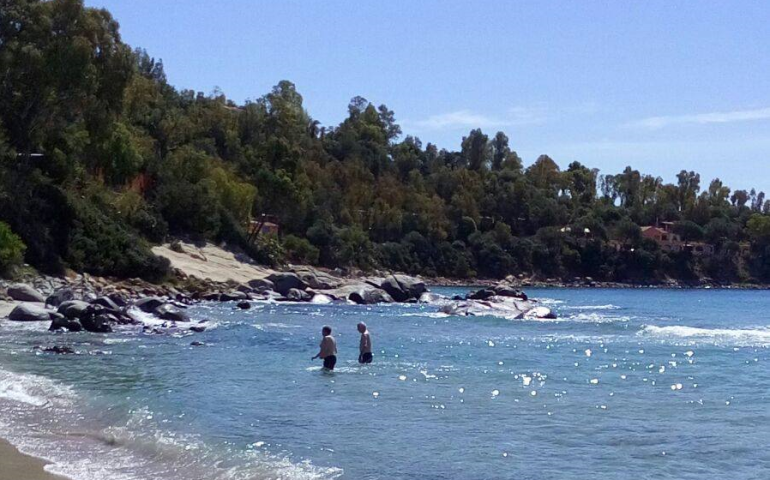 Con i primi raggi di sole arrivano i bagnanti a Porto Frailis