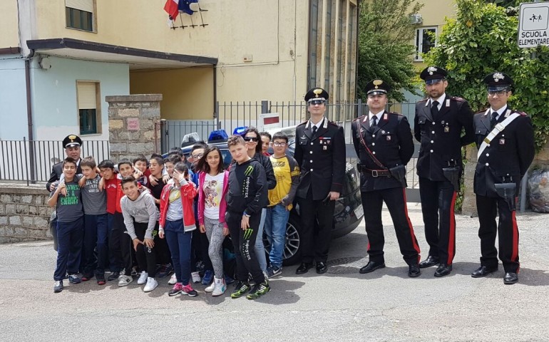 studenti e carabinieri