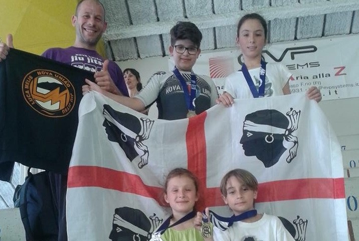 Alessandro Fadda e i giovani atleti.
