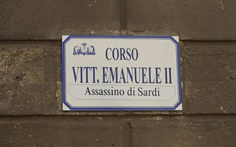 Vittorio Emanuele II “assassino di sardi”: sulla targa appare una nuova dicitura