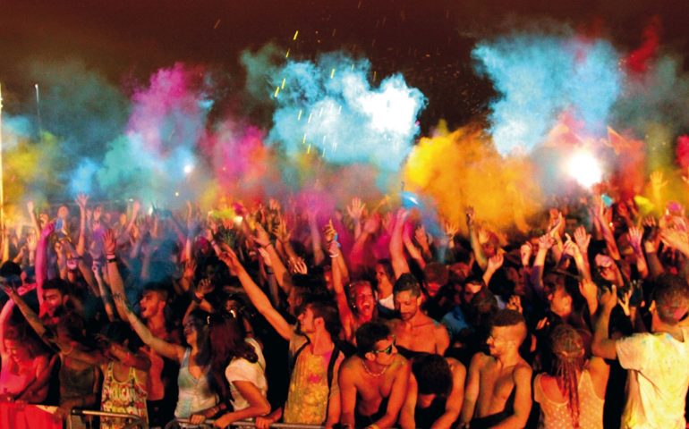 Holi Color Festival. Appuntamento domani a Tortolì, alle Rocce Rosse, inizio ore 19