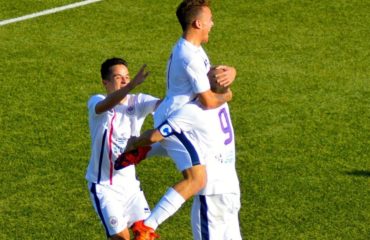 I rossoblu festeggiano dopo il primo gol di Cocco ( foto di G.Cabras)