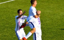 I rossoblu festeggiano dopo il primo gol di Cocco ( foto di G.Cabras)