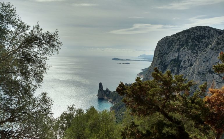 Le foto dei lettori. Pedralonga e Arbatax, osservate dal sentiero di Us Piggius.