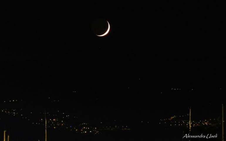 Lo scatto di oggi, opera di Alessandra Useli, ritrae il tramonto della luna dietro ai monti ogliastrini visto da Arbatax.