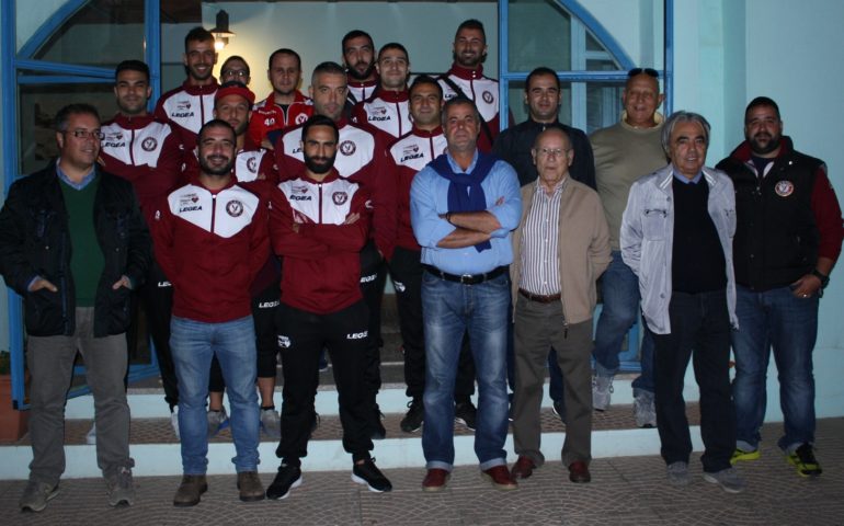 La squadra e i dirigenti della Castor con Natale Canu