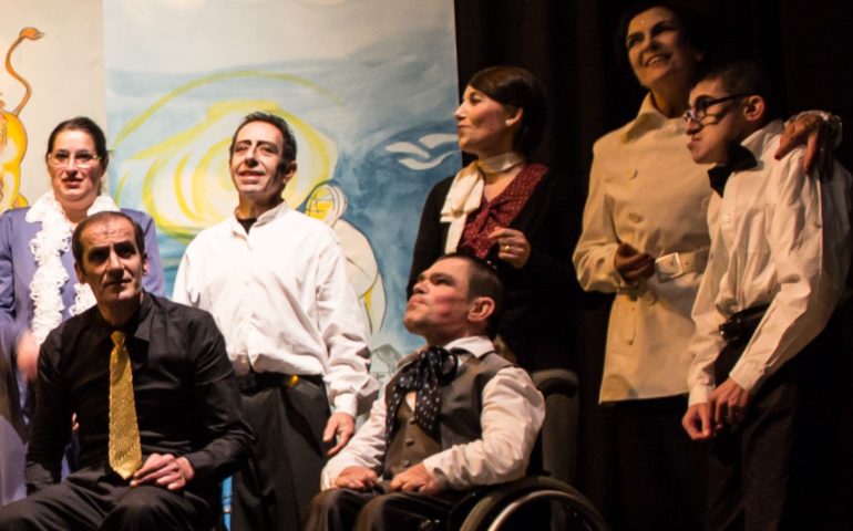 Teatro senza barriere: Luca Lai e la forza del palcoscenico. Il suo avventuroso viaggio nella terra dei “Migranti”